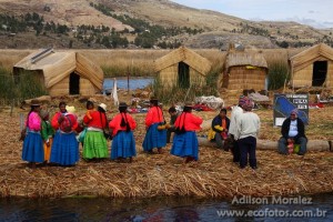 Uros em suas Ilhas flutuantes - Lago Titicaca