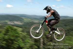 Downhill de mountain bike no Ski Mounta Park